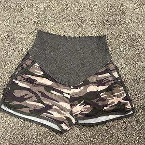Camo maternity shorts